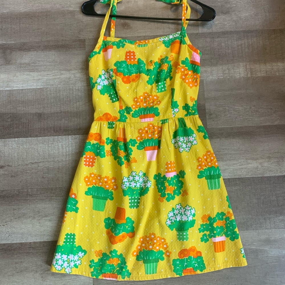 Vintage yellow flower shop dress